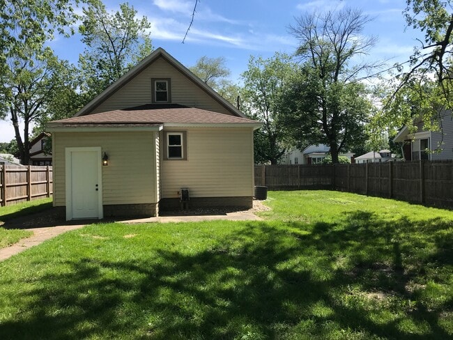 Building Photo - 808 Belden St
