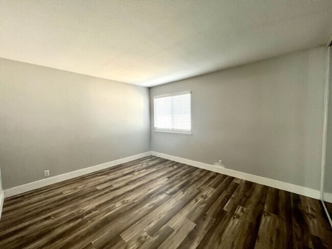 Building Photo - 3 Bedroom Pool Home on Golf Course
