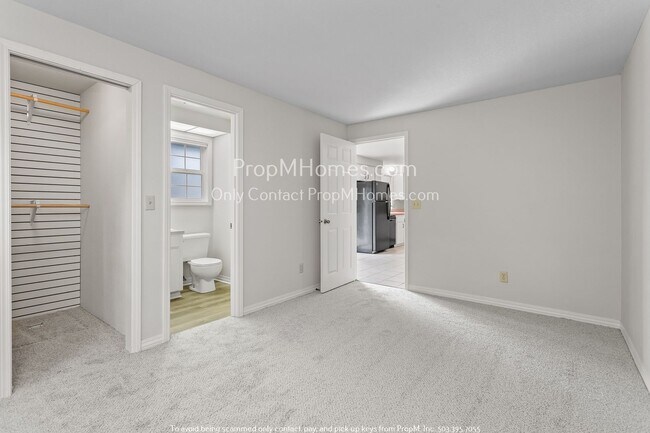 Building Photo - Lake Oswego Two Bedroom Home - New Updated Kitchen Coming Soon!