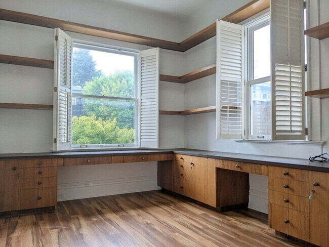 Building Photo - Spacious 4+ Bedroom House in Jordan Park with 2-Car Parking