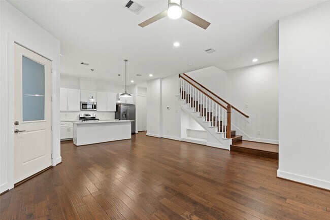 Building Photo - 847 Rachel St