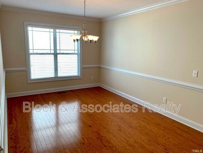 Building Photo - 706 Weavers Ridge Dr