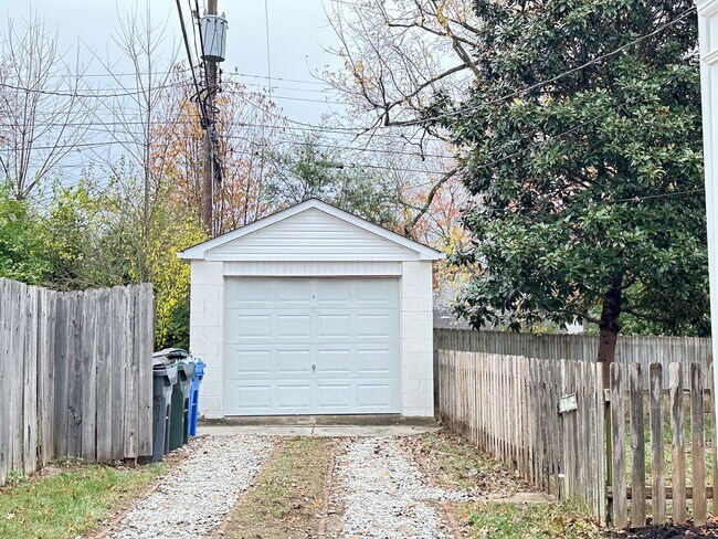 Building Photo - Charming 2-Bedroom Cottage-Style Home!