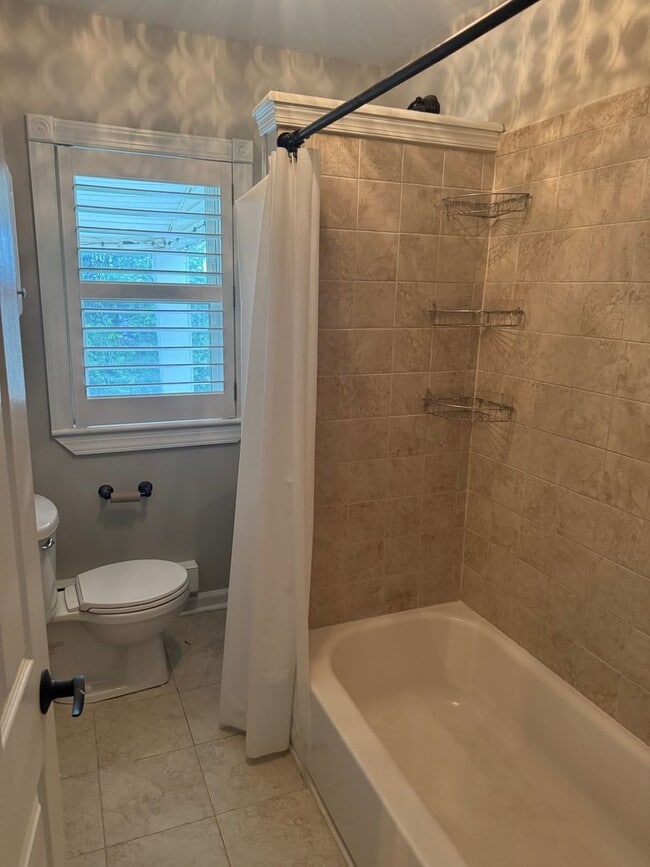 Building Photo - Beautiful Conshohocken 3 Bedroom 1 bath Ca...