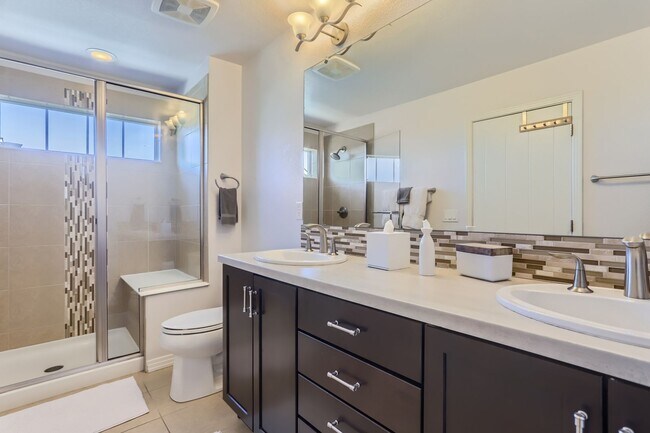 Building Photo - Spacious 2BDR Modern Townhome in Louisville