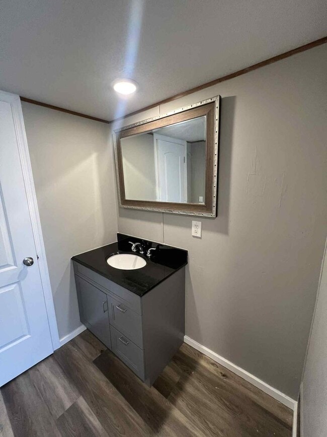 Building Photo - CUTE REMODLEDED 2 BEDROOM / 2 BATHROOM IN ...