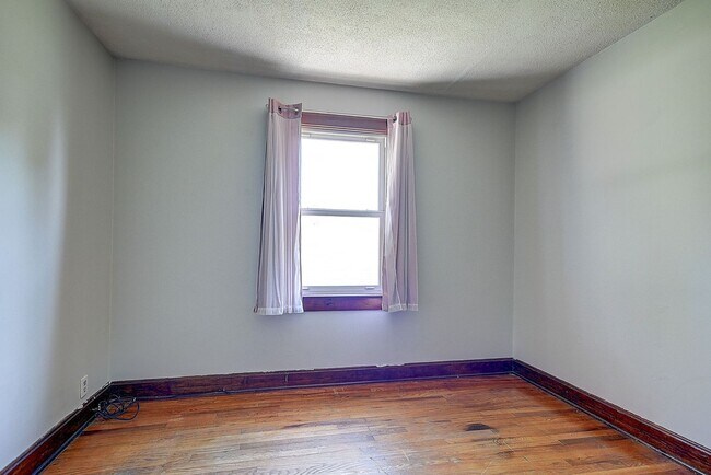 Building Photo - 1504 Bristol Caverns Hwy