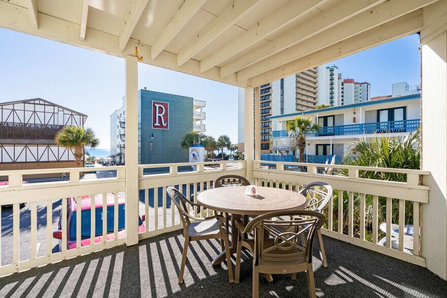 Building Photo - 2805B N Ocean Blvd