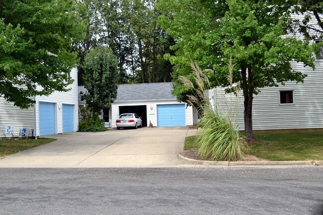 Building Photo - 801 E Briarwood Ct