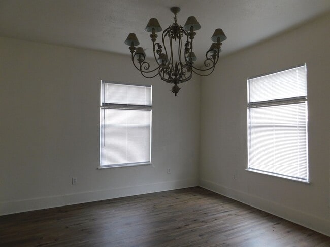 Building Photo - Charming 3 Bed 2 House