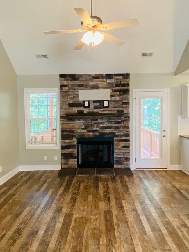 Building Photo - Luxury Home