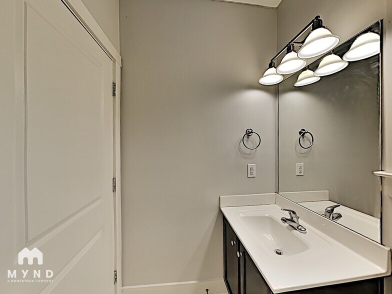 Building Photo - 171 Herring St