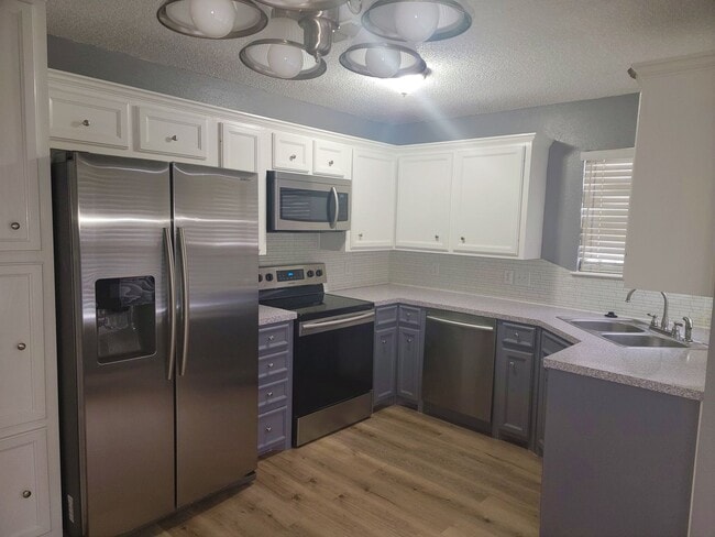 Building Photo - 3/2/2 in South Pointe with Lots of Features