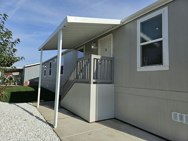 Building Photo - 415 N Akers St
