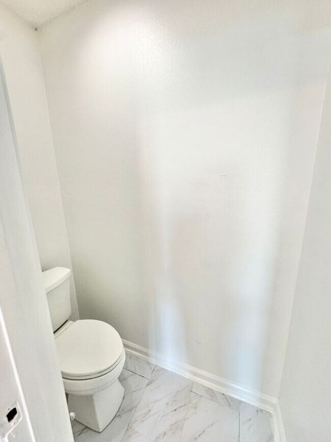 Building Photo - Townhome located in Live Oak!!