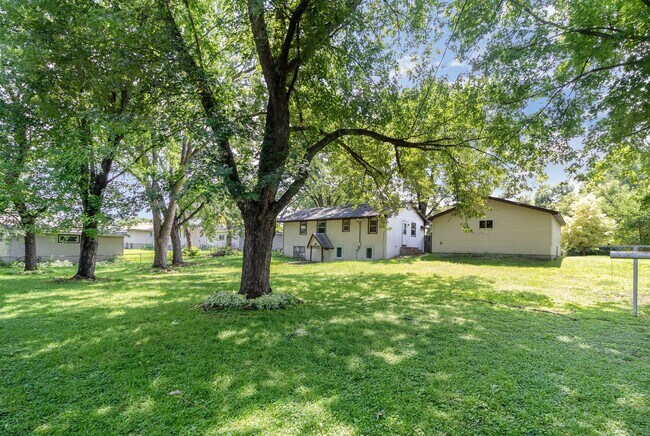 Building Photo - Spacious 5bed|2bath Home w/ Large Backyard & Garage