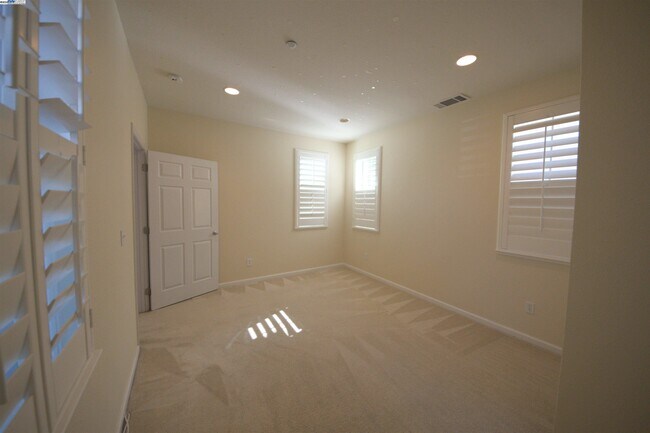 Building Photo - 1612 Marina Way