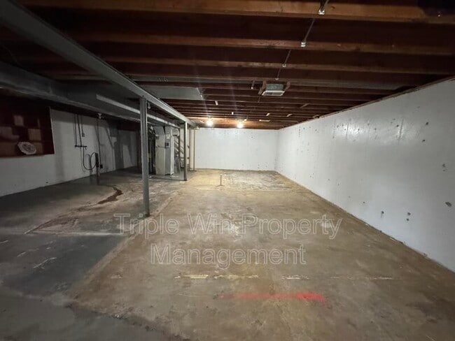 Building Photo - 220 Falcon Dr