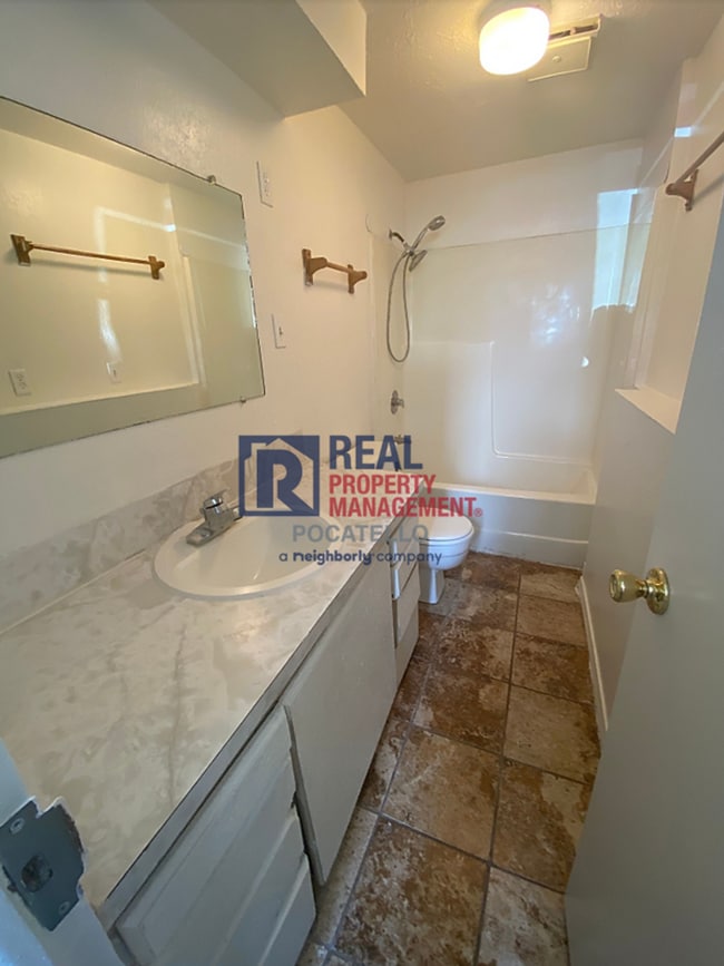 Building Photo - 2 Bed 2 Bath Duplex