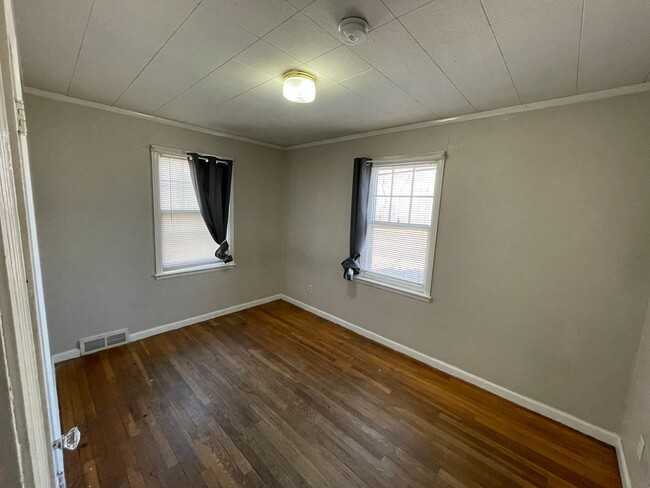 Building Photo - 4 bedroom Home Near Campus! Preleasing for...