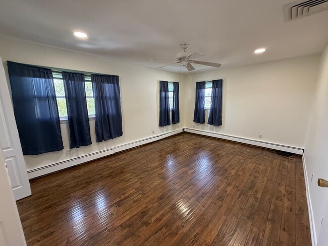 Building Photo - Spectacular 3 Bed/3 Bath Home in Long Beach!