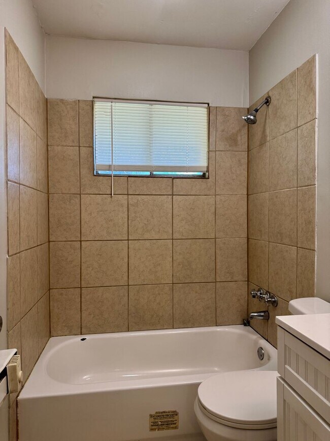 Building Photo - 1014 N Larchmont Dr