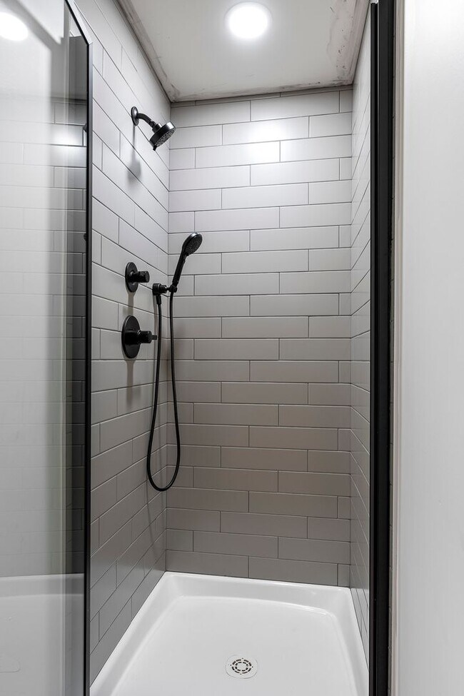 Building Photo - ***933 SE 10th Street***