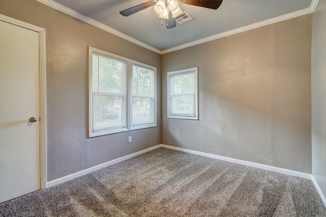 Building Photo - Stylish 1-Bedroom Gem Near Midtown & Plaza...