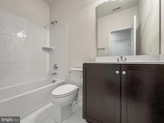 Building Photo - 439 Foxglove Way