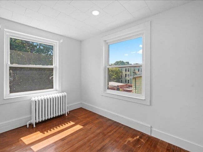 Building Photo - Spacious Pet Friendly 4 Bedroom Rental in ...
