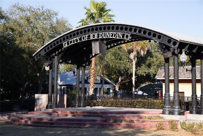 Building Photo - 1455 Fairway Dr