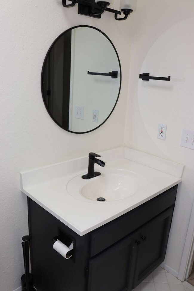 Building Photo - 5 Bedroom, 2 Bathroom