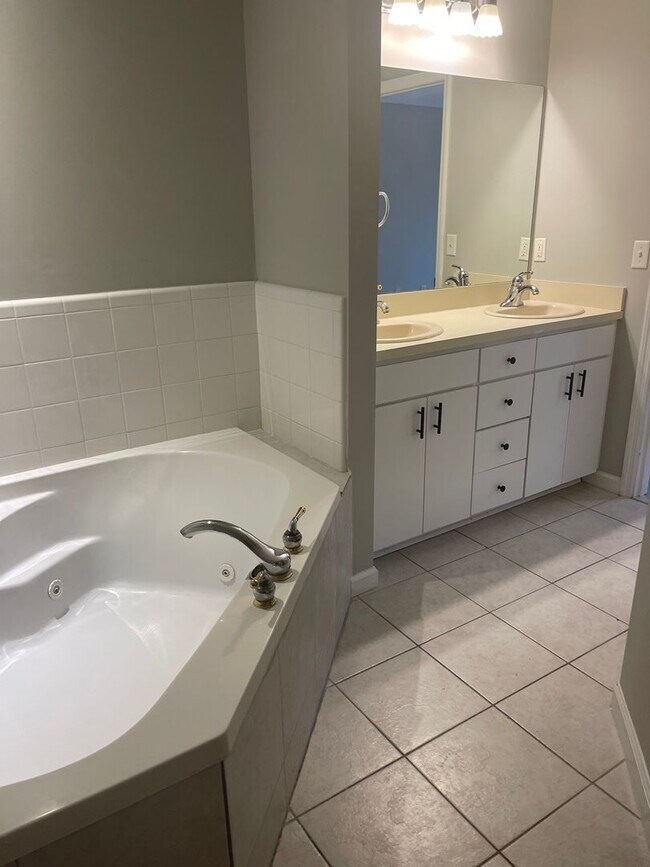 Building Photo - 267 Windridge Dr