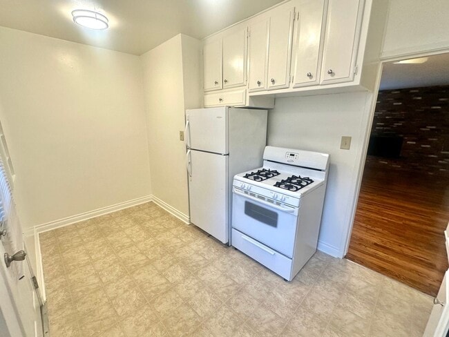 Building Photo - Charming 2-Bedroom Home with Hardwood Floors & Fireplace Near the Traffic Circle