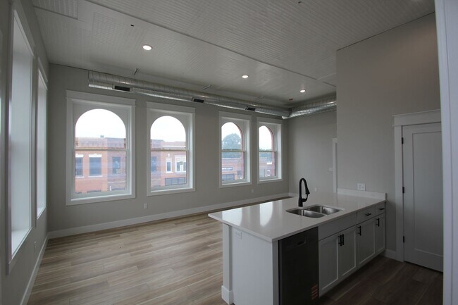 Building Photo - Beautifully remodeled 2 Bed + office apart...