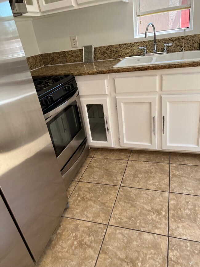 Building Photo - 940 N Serrano Ave