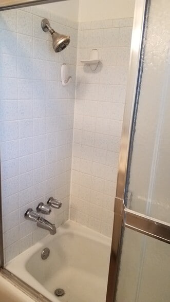 Shower Tub combo with glass shower doors - 406 Gayclifee Terrace