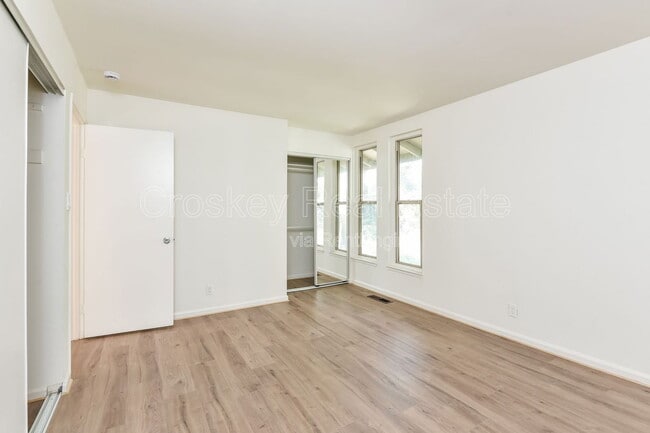 Building Photo - 5422 Roundtree Ct