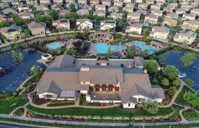 Building Photo - 800 Valencia Ct