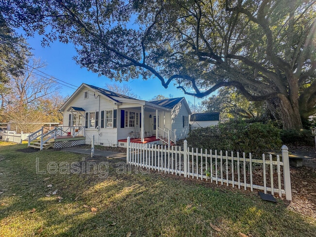 Building Photo - 422 Riverland Dr