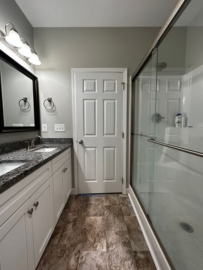 Building Photo - Spacious 3 Bedroom, 3.5bath in central Joh...
