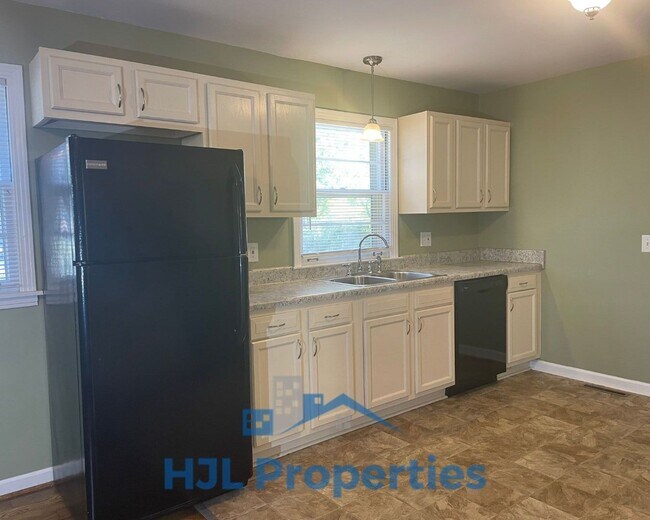 Building Photo - Beautiful Donelson Home!