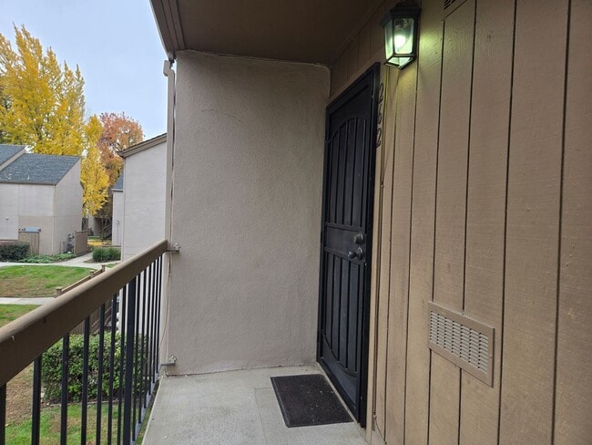 Building Photo - 2950 Niagra #262 - Turlock Condo