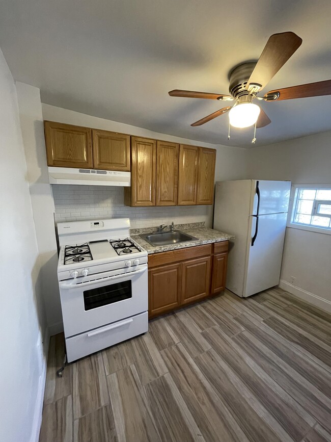 Building Photo - 412 N Holly St