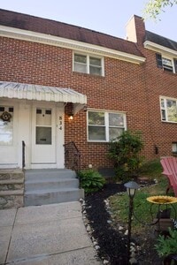 Building Photo - Cute & Cozy Interior Rowhome