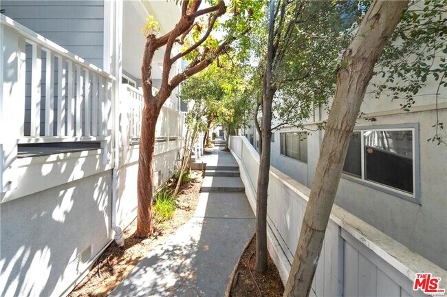 Building Photo - 1202 Tennyson St