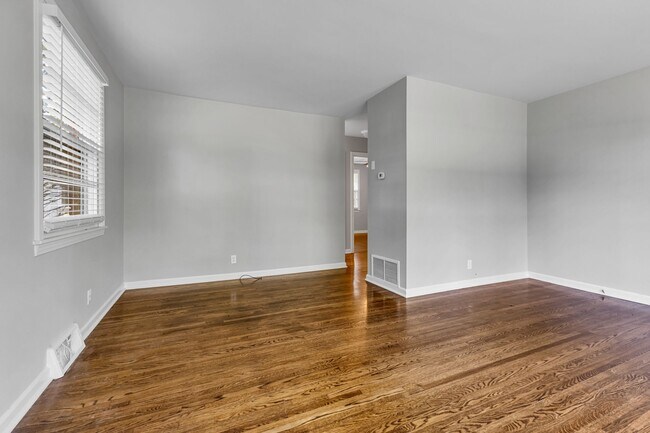 Building Photo - 1606 Burton Ave