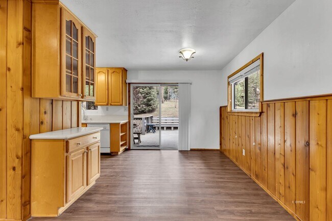 Building Photo - Mountain Lodge Home 1 Mile Away from the C...