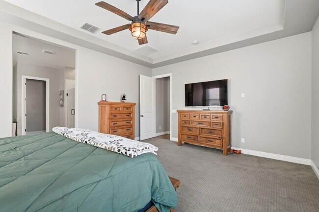 Building Photo - 10702 E Lumiere Ave