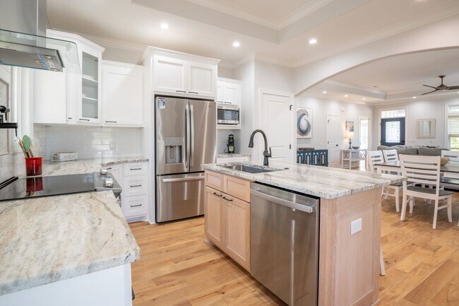 Building Photo - PREMIERE FURNISHED OFF-SEASON SHORT TERM RENTAL!